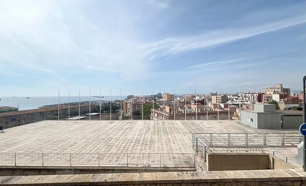 Панорамный вид на город, море и порт с верхнего этажа