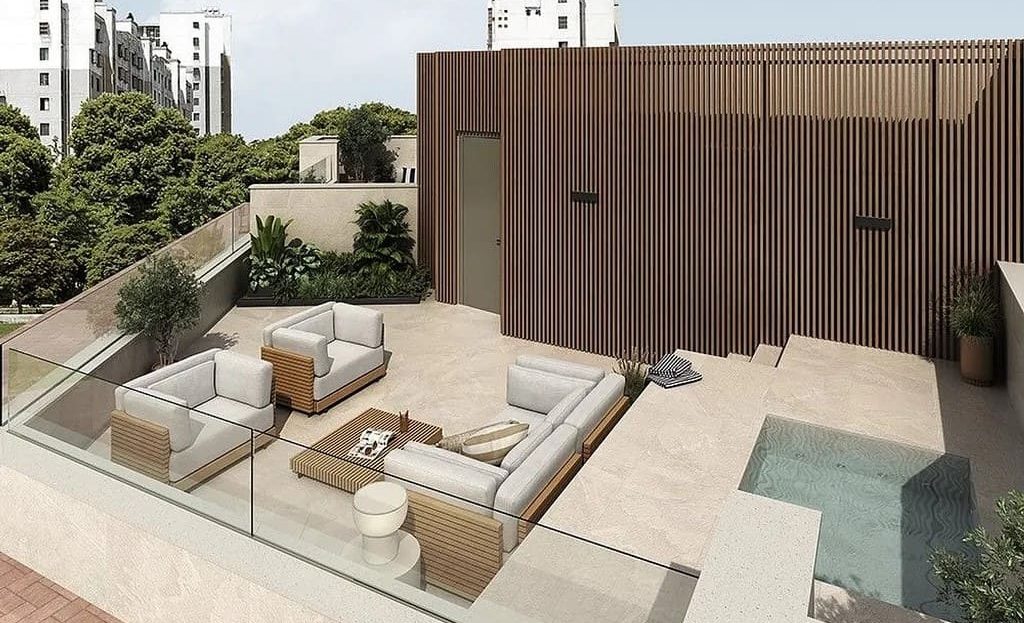 Частная терраса с зоной отдыха и бассейном в жилом комплексе.