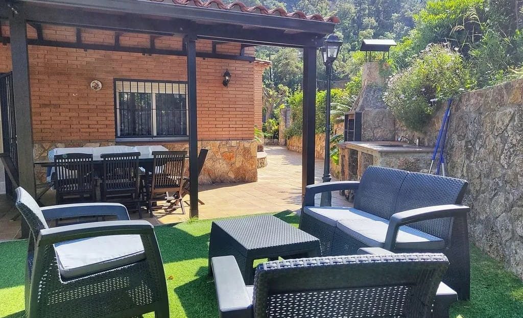 Зона отдыха на улице с мебелью и газоном