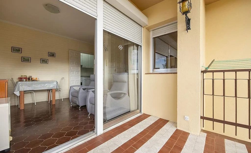 Терраса квартиры с плиточным полом и видом на деревья