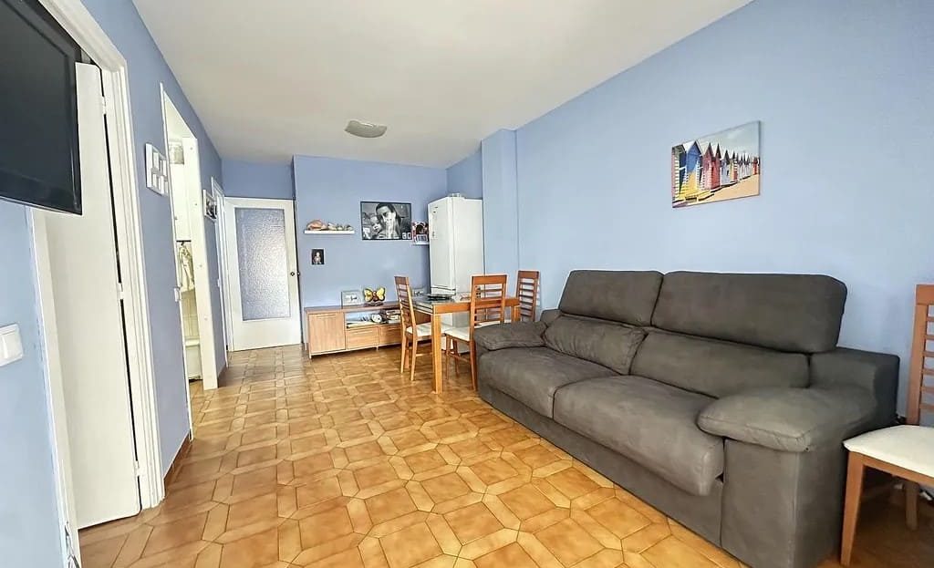 Гостиная квартиры с диваном и выходом на террасу