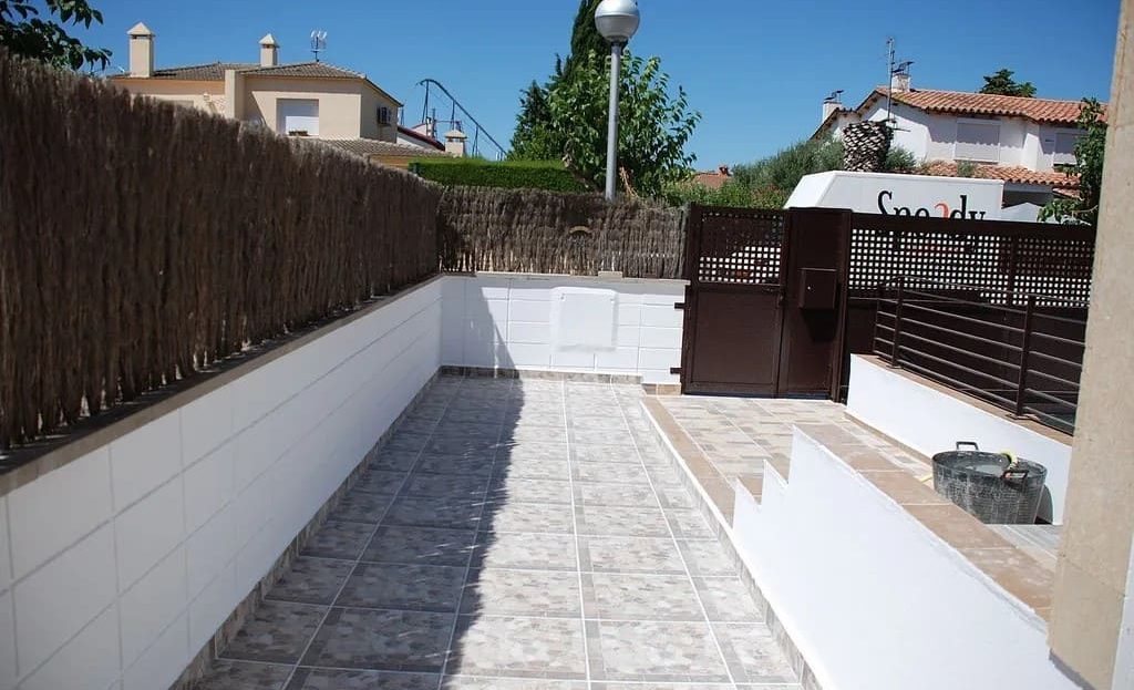 Просторная терраса дома с плиточным покрытием