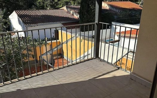 Вид с балкона на соседние дома и деревья