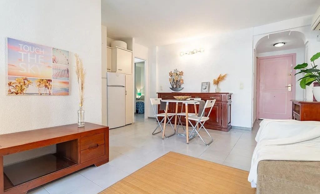 Гостиная квартиры с обеденной зоной и выходом на террасу