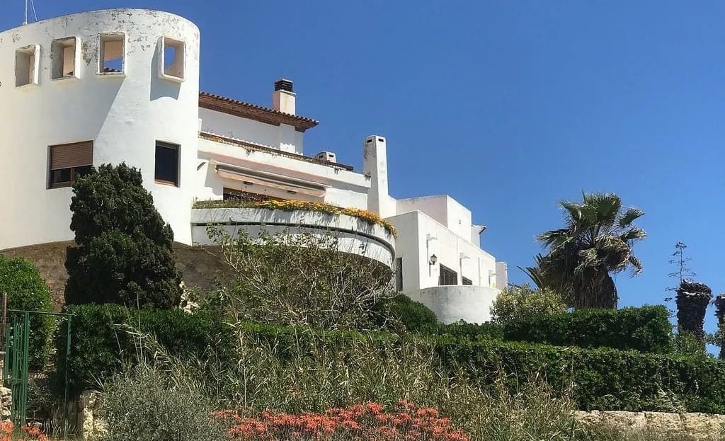 Фасад жилого комплекса у моря в Торредембарра