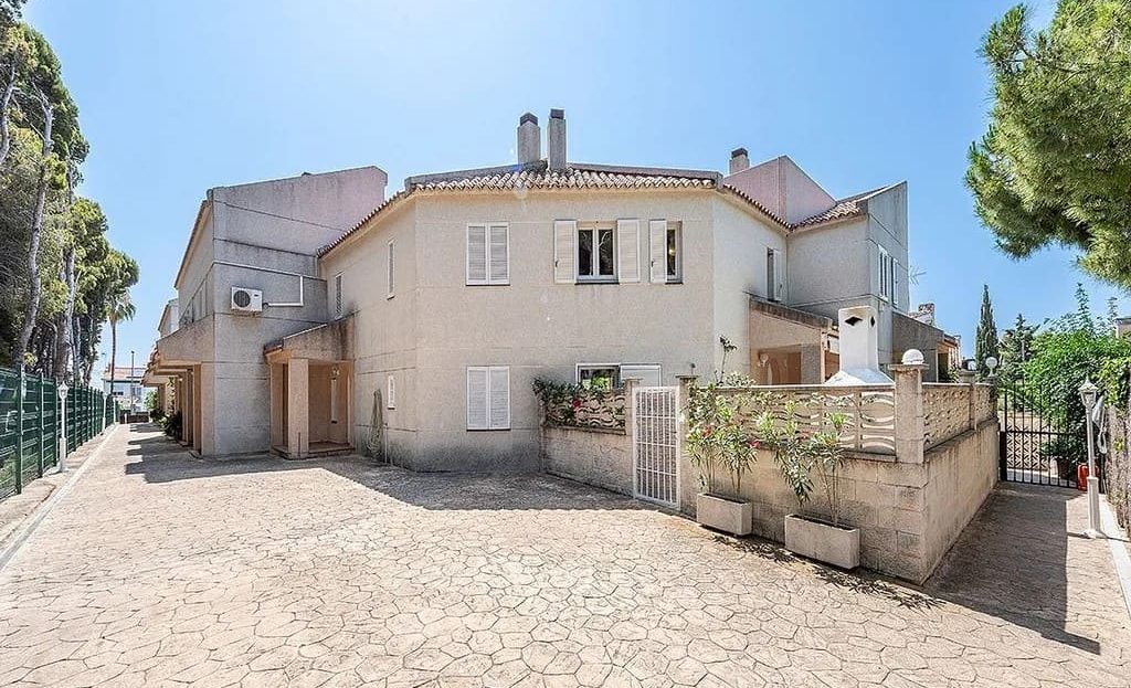 Внешний вид дома с подъездной зоной и входом