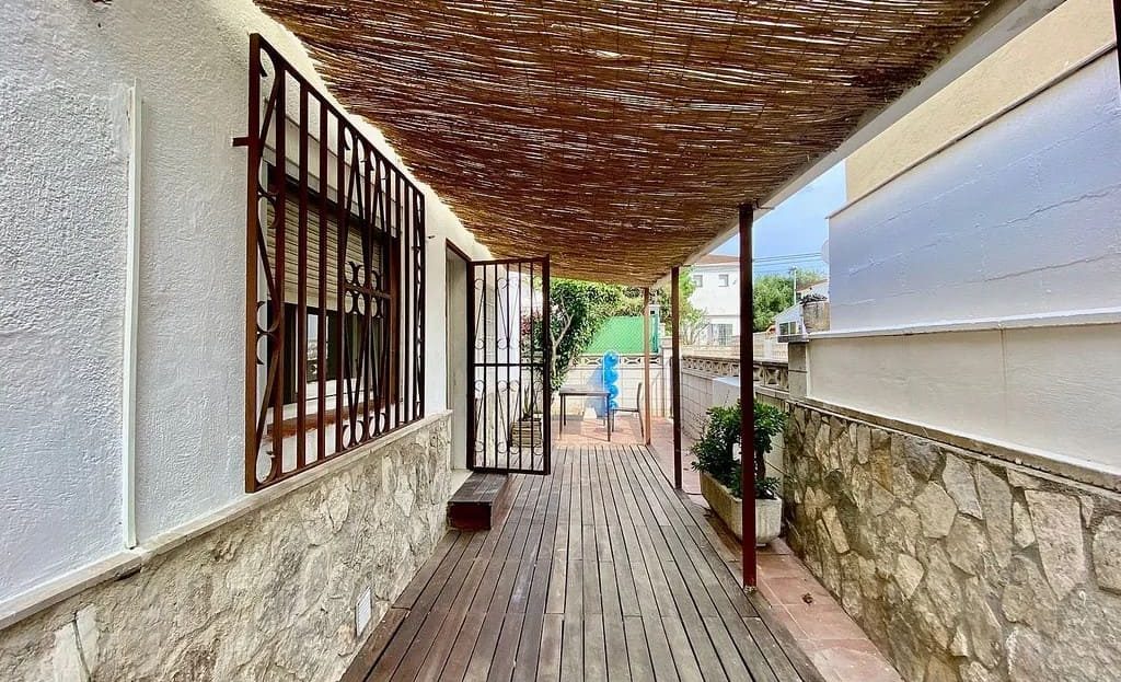 Боковая терраса дома с навесом и проходом вдоль фасада