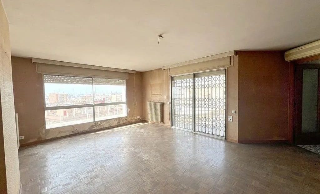 Просторная гостиная-столовая с выходом на террасу, под ремонт