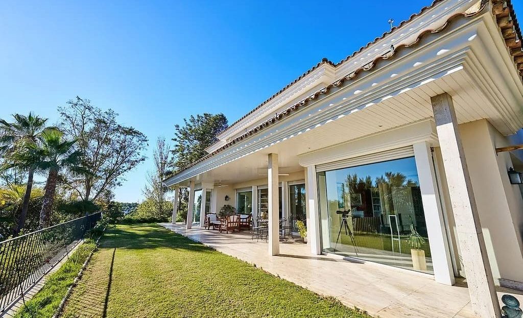 Фасад виллы в средиземноморском стиле с выходом в сад