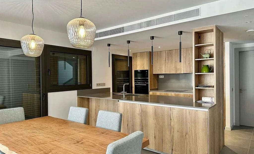 Современная вилла с террасами и гаражом, вид с улицы.