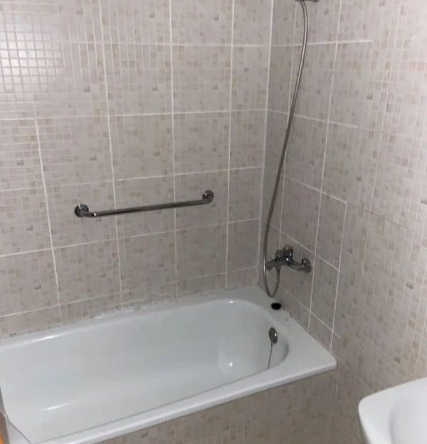 Ванная комната с ванной и душевой штангой