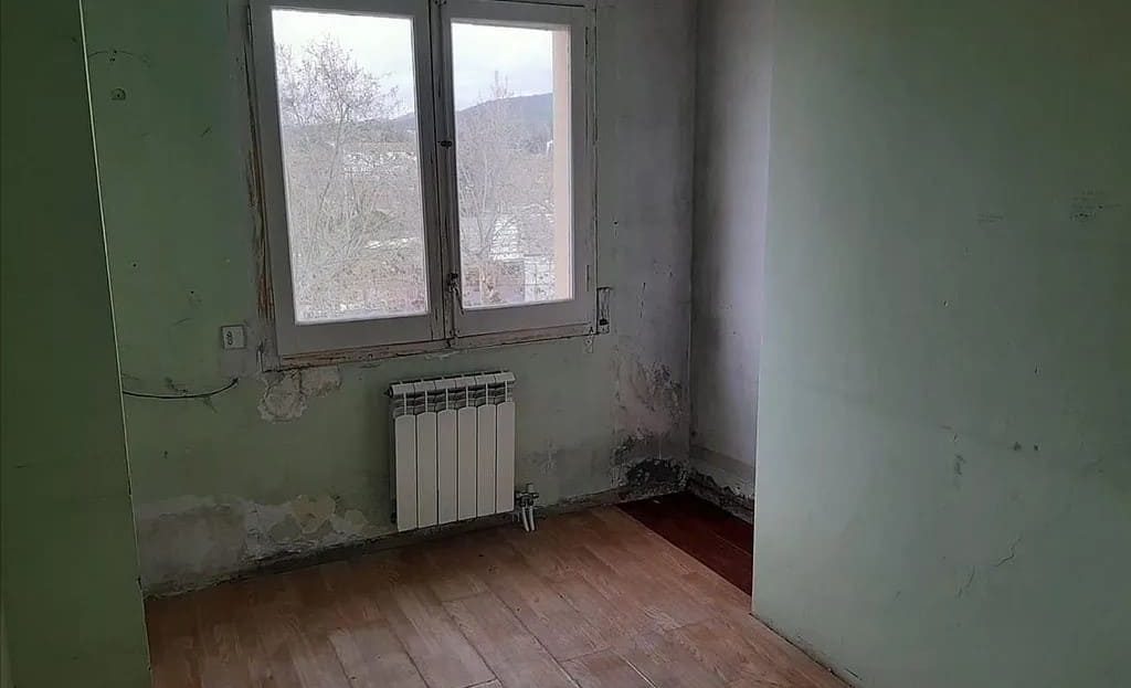 Дополнительная комната с окном и радиатором, состояние под ремонт