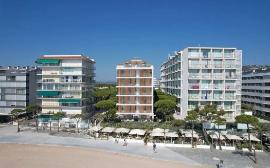 Новостройка на первой линии пляжа в Плая-де-Аро, вид со стороны побережья