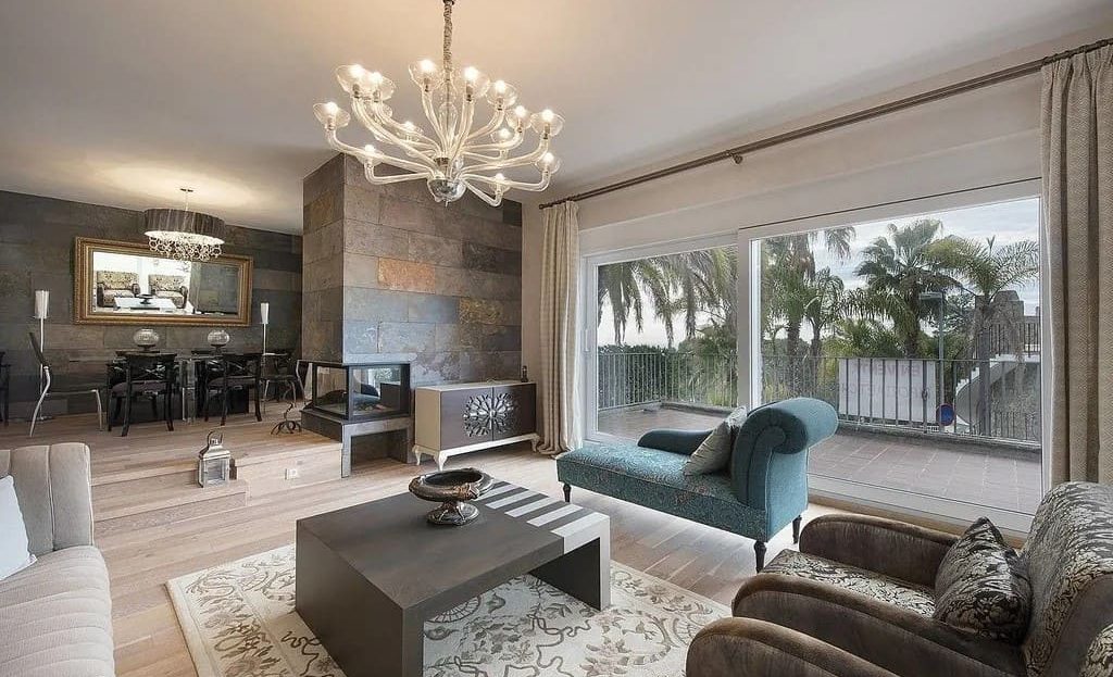 Светлая гостиная с большими окнами и выходом на террасу