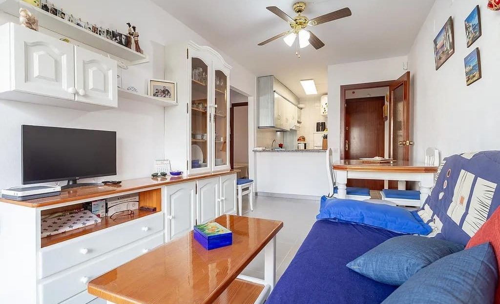 Светлая гостиная с телевизором и выходом на террасу