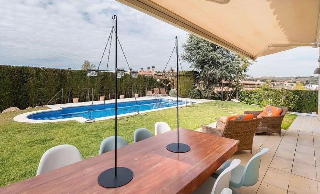 Терраса с обеденной зоной рядом с бассейном