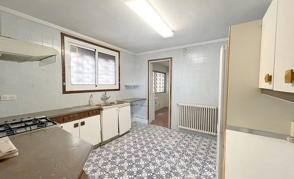 Кухня квартиры с плиточным полом и рабочей зоной