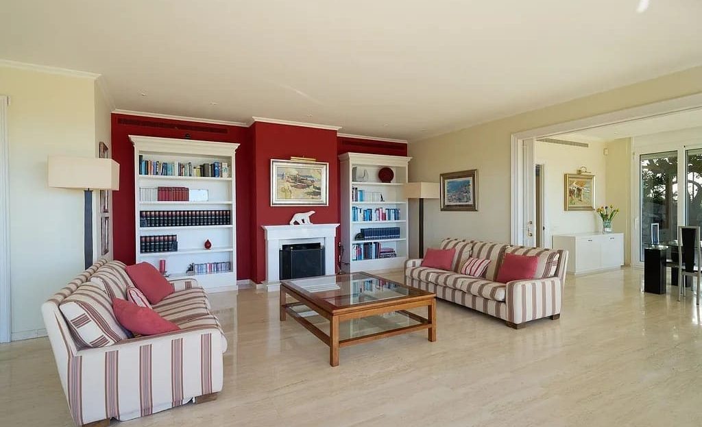 Гостиная с камином и зоной отдыха с выходом на террасу