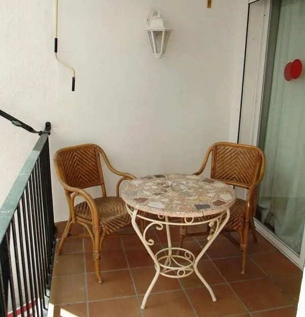 Балкон с зоной отдыха в квартире в центре Ситжеса