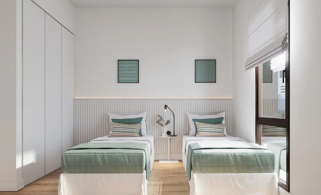 Спальня с двумя односпальными кроватями и большим окном с видом в сад.