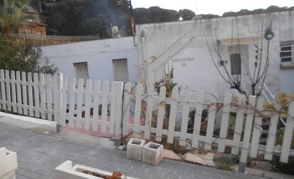 Терраса с ограждением и видом на соседние дома в Льорет-де-Мар