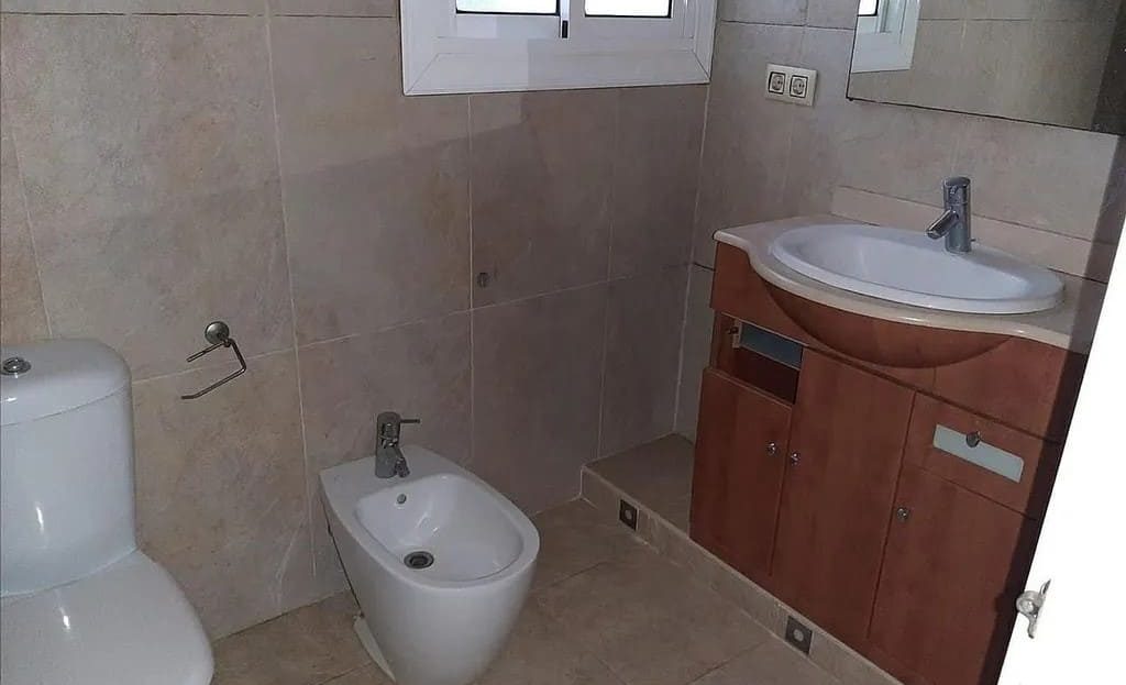 Ванная комната с унитазом, биде и раковиной