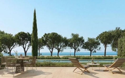 Терраса с видом на море и сосны в жилом комплексе Плайя-де-Аро