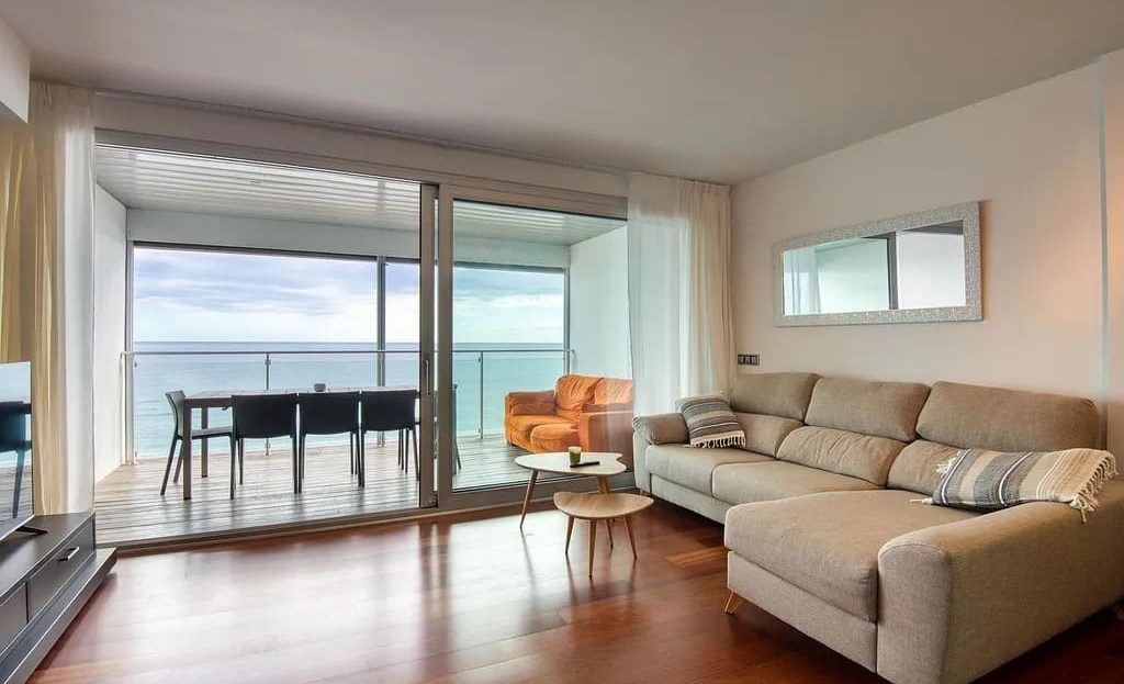 Гостиная новостройки в Плайя-де-Аро с большими окнами и видом на море