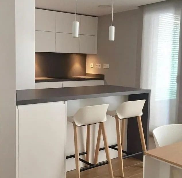 Кухня открытого типа в новостройке Плайя-де-Аро с барной стойкой и подвесными светильниками