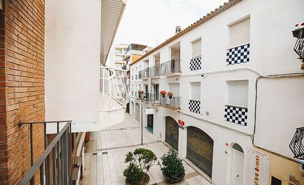 Вид на спокойную пешеходную улицу рядом с дуплексом