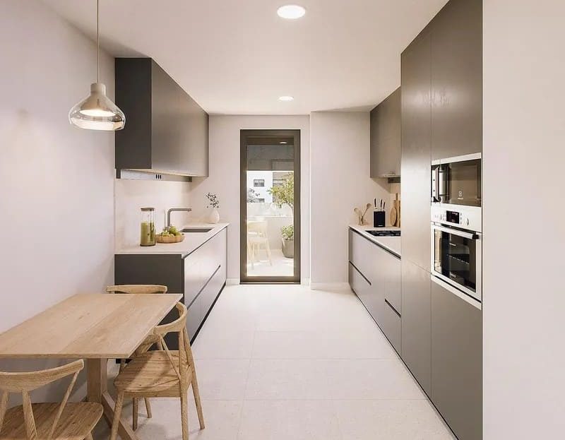 Современная кухня в стильном дизайне в новом проекте в Салоу.