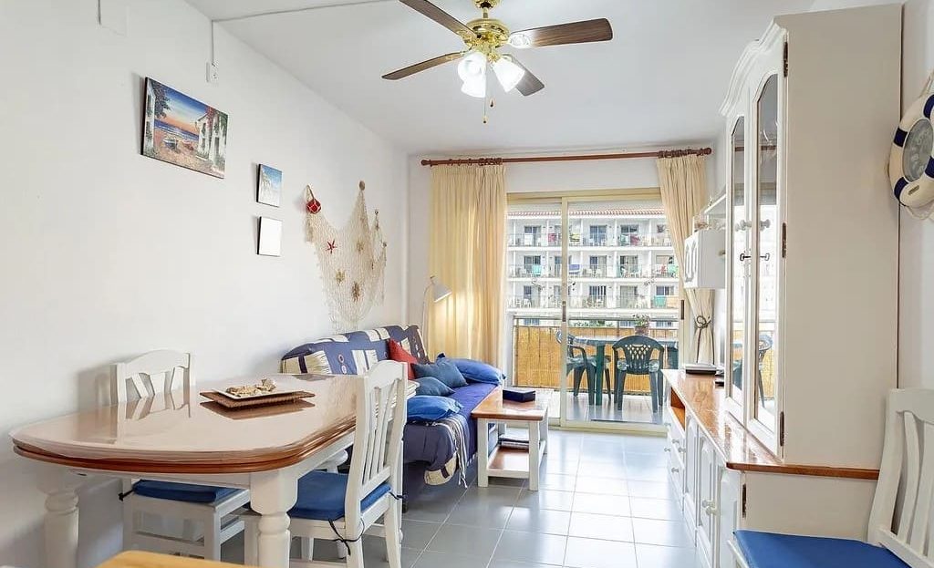 Столовая зона и гостиная в туристической квартире