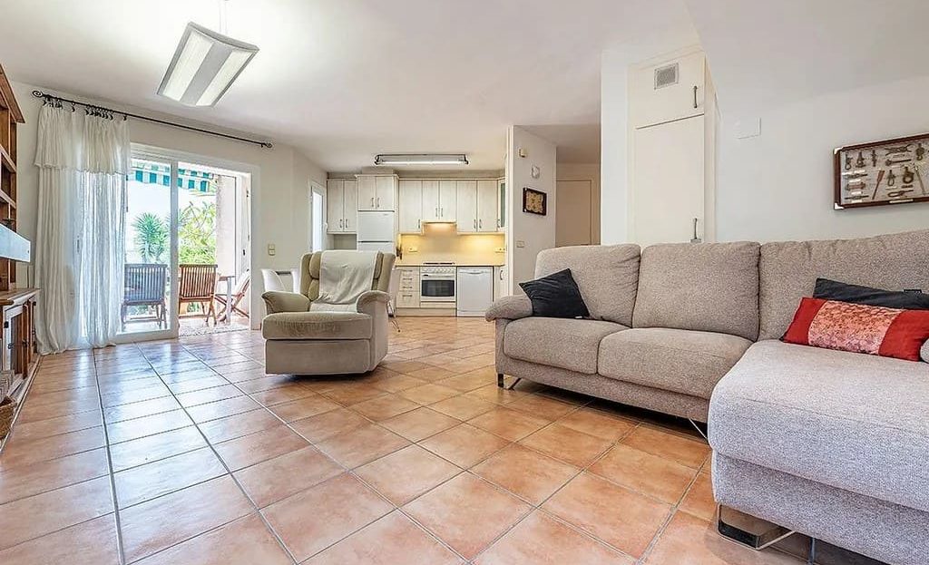 Просторная гостиная с диваном и выходом на террасу