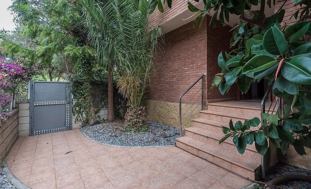 Мощёный двор и вход в дом с приватной территорией