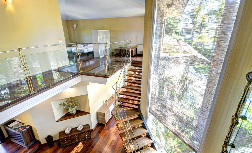 Двухсветное пространство с лестницей и видом на сад