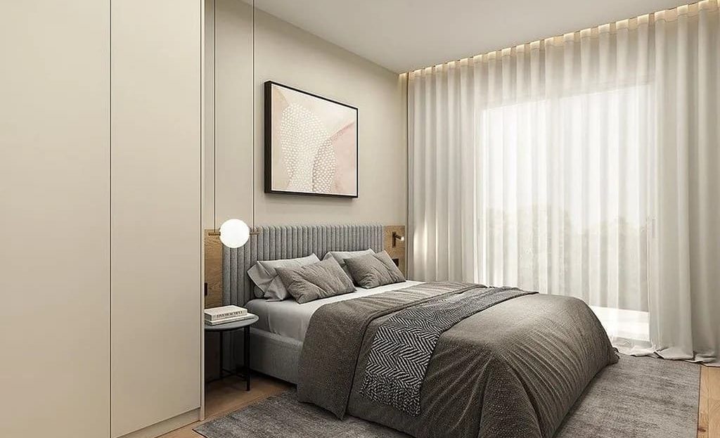 Спальня с двуспальной кроватью и встроенными шкафами, современный дизайн.