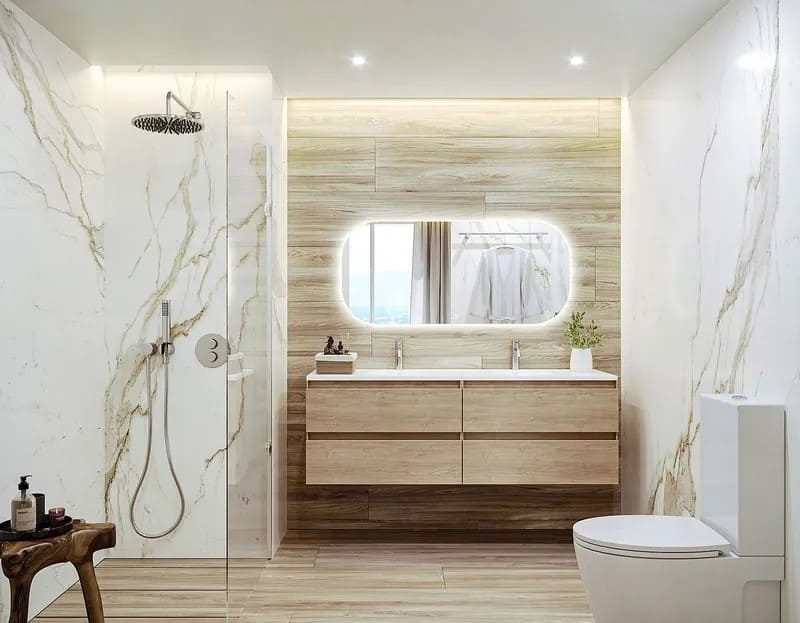 Просторная ванная комната с современной облицовкой и большим зеркалом.
