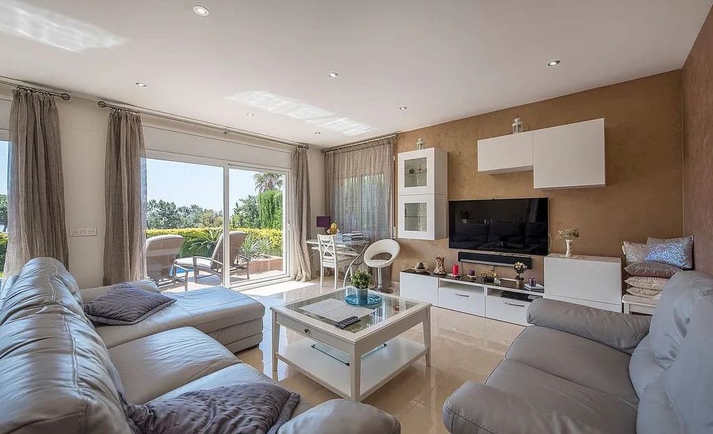 Сад и бассейн с видом на море.