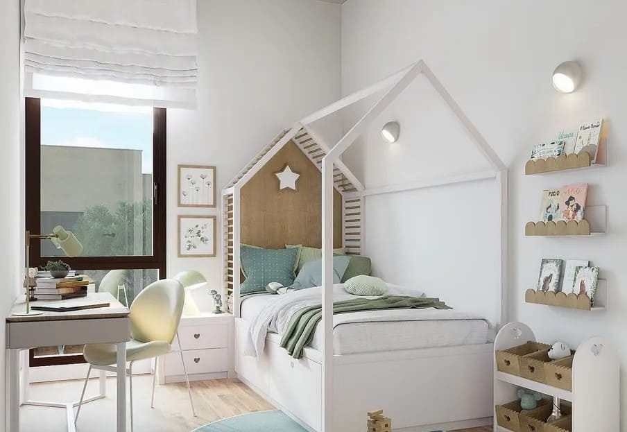 Детская спальня с кроватью-домиком, письменным столом и светлым интерьером.