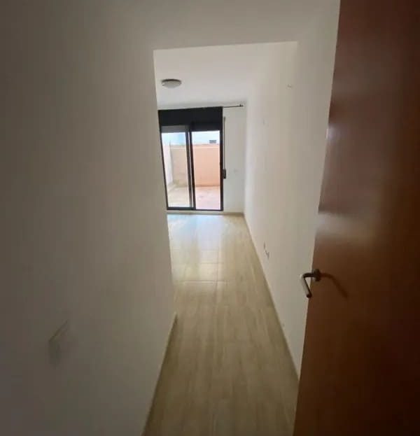 Коридор студии с выходом к жилой зоне