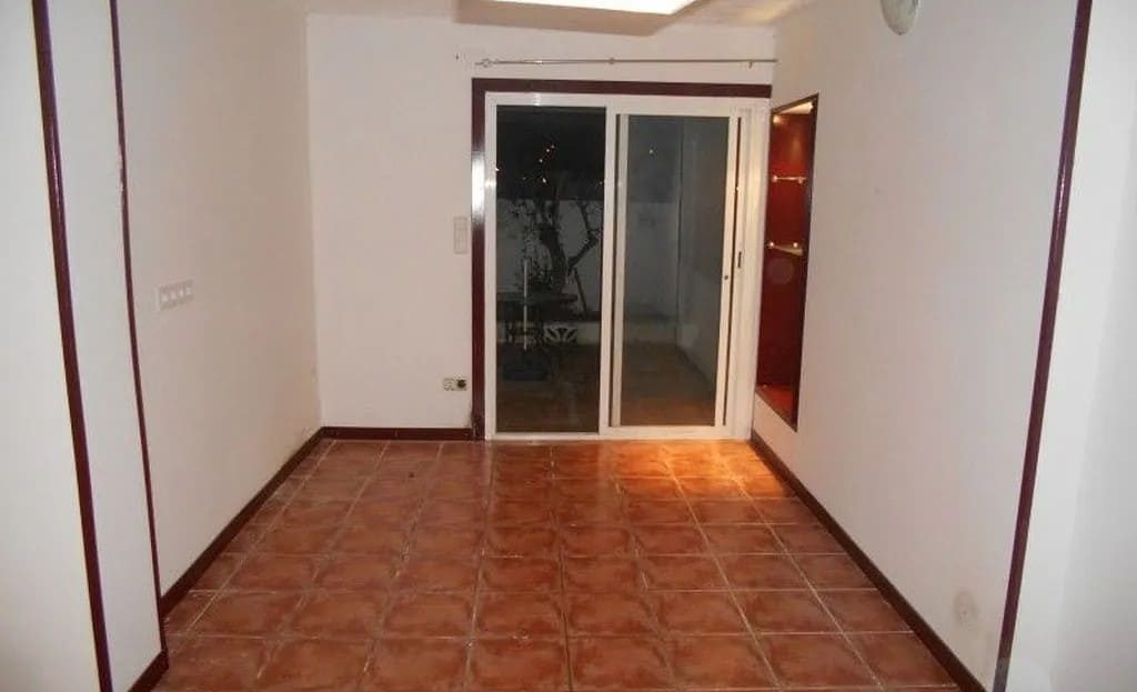 Гостиная с плиточным полом и выходом на террасу