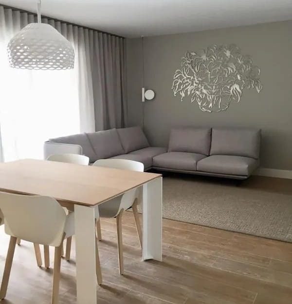 Светлая гостиная новостройки в Плайя-де-Аро с диваном и обеденной зоной