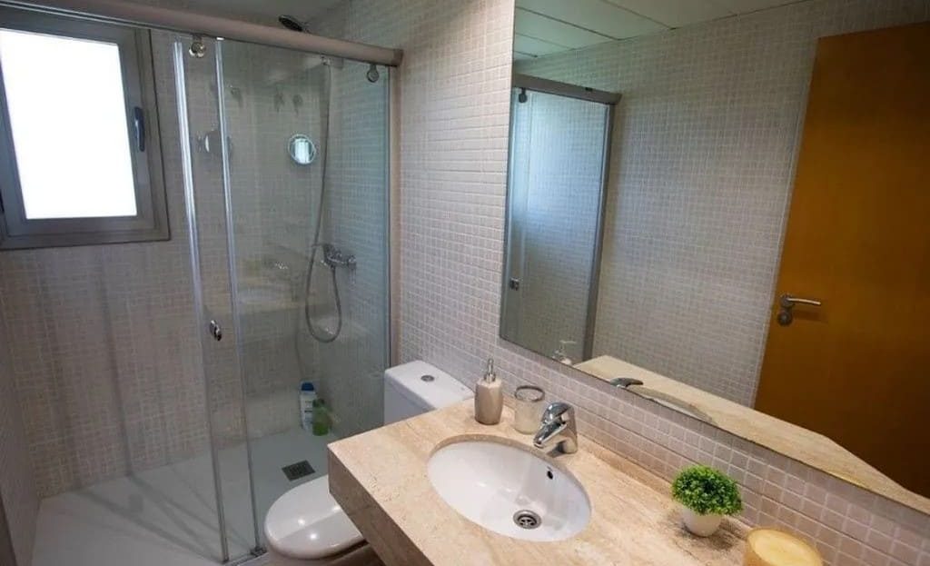 Ванная комната с душевой кабиной и умывальником