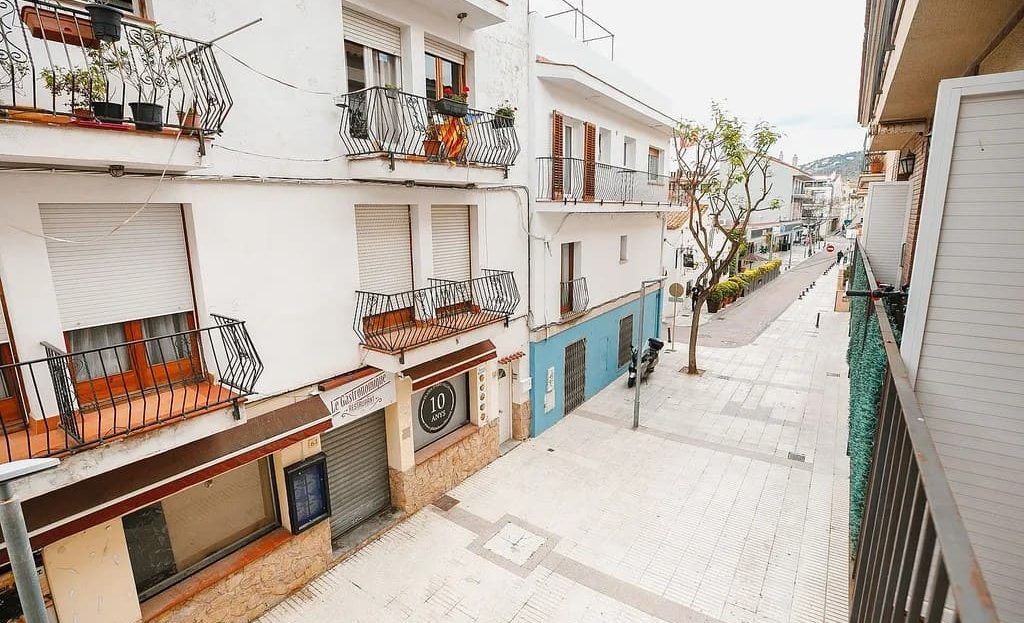 Фасады белых средиземноморских домов возле дуплекса