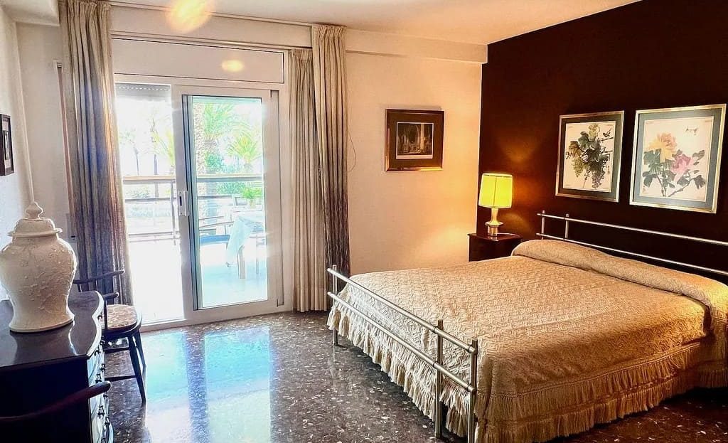 Главная спальня с выходом на балкон