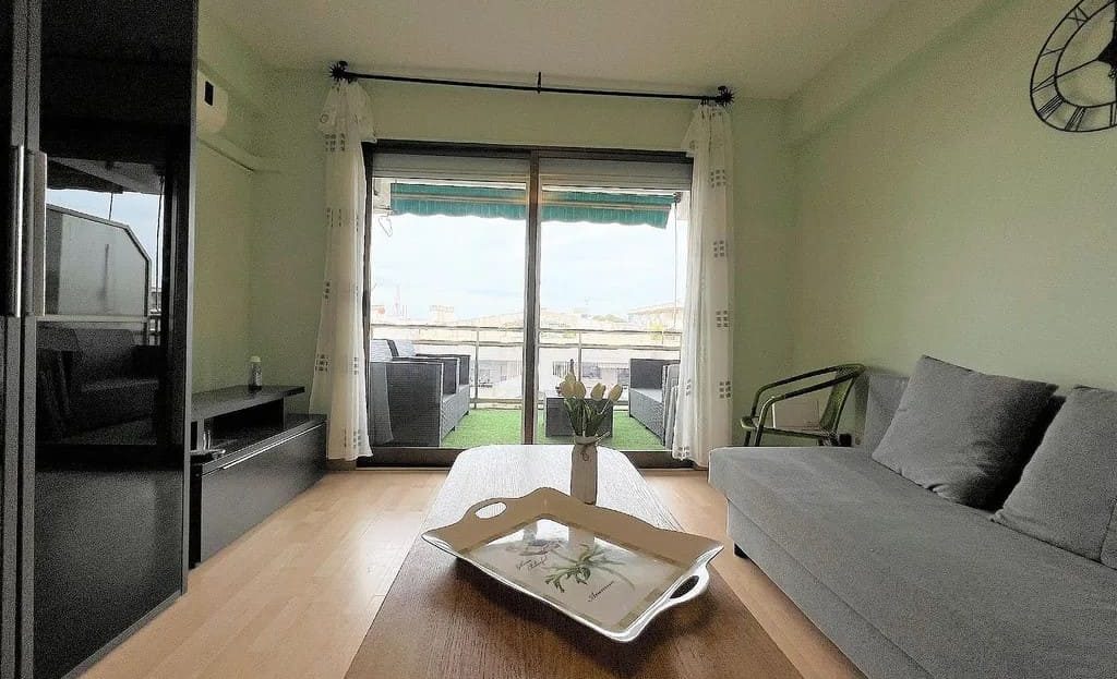 Гостиная с большим окном и выходом на террасу