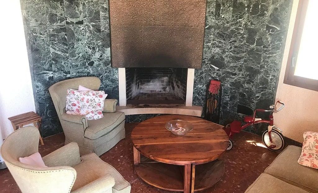 Зона отдыха с камином в доме с видом на море