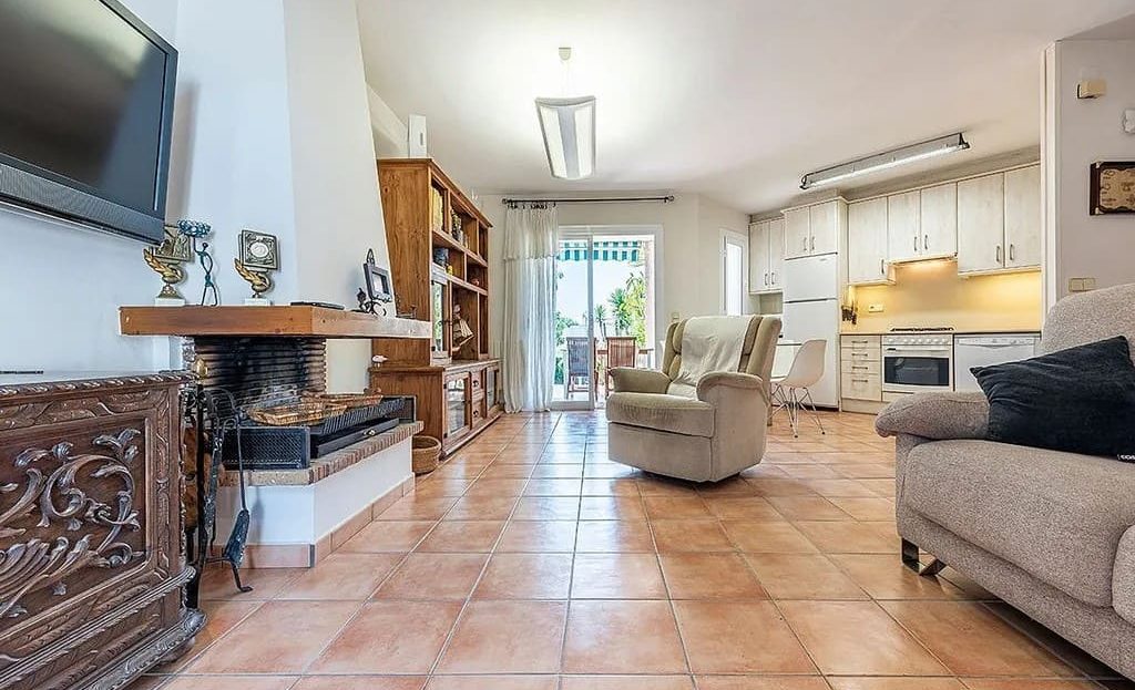 Гостиная-столовая с камином и открытой планировкой