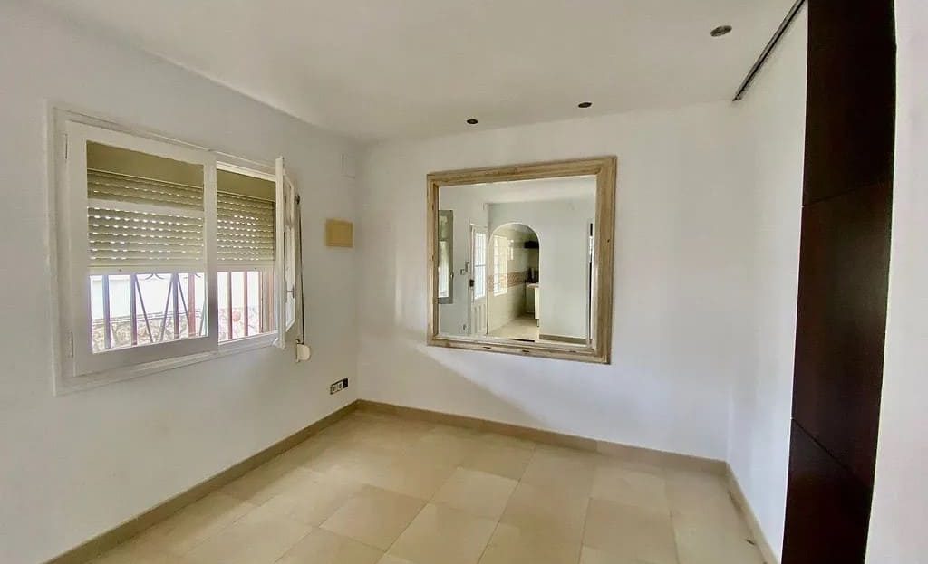 Вторая спальня с естественным освещением и выходом в коридор