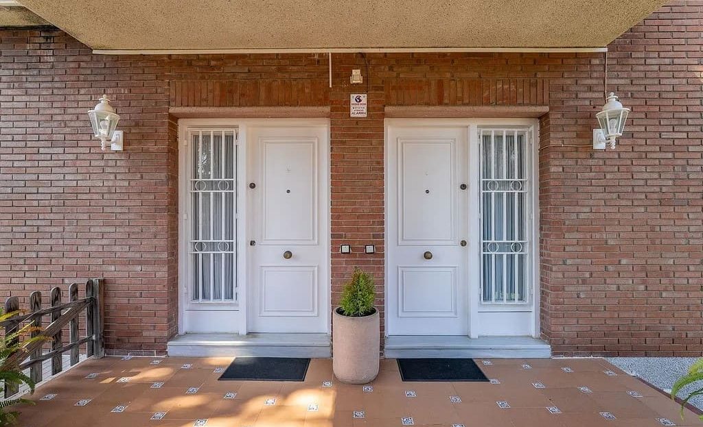 Отдельные входы в два сблокированных дома виллы